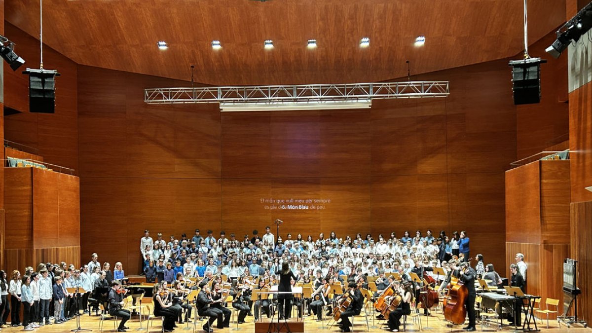 L’escenari de l’Auditori Enric Granados, amb els cantants i músics que van interpretar ahir ‘Món Blau’. - RAMON ANDREU