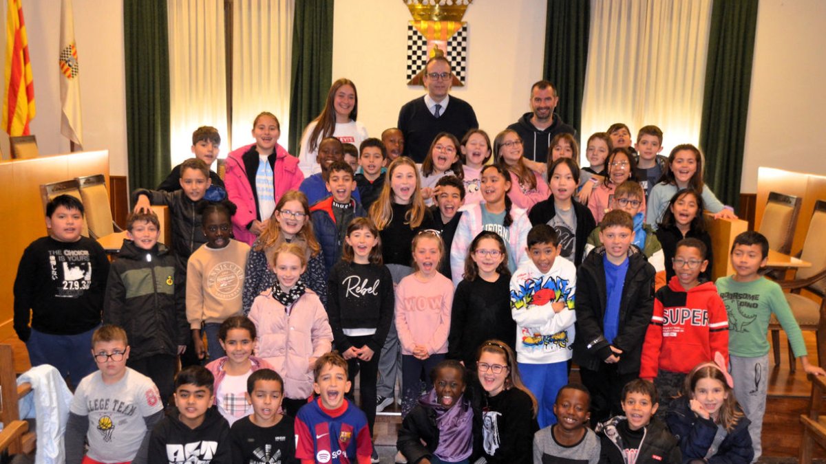L’alumnat de tercer de l’Escola Vedruna, a l’ajuntament amb l’alcalde Marc Solsona. - AJUNTAMENT DE MOLLERUSSA