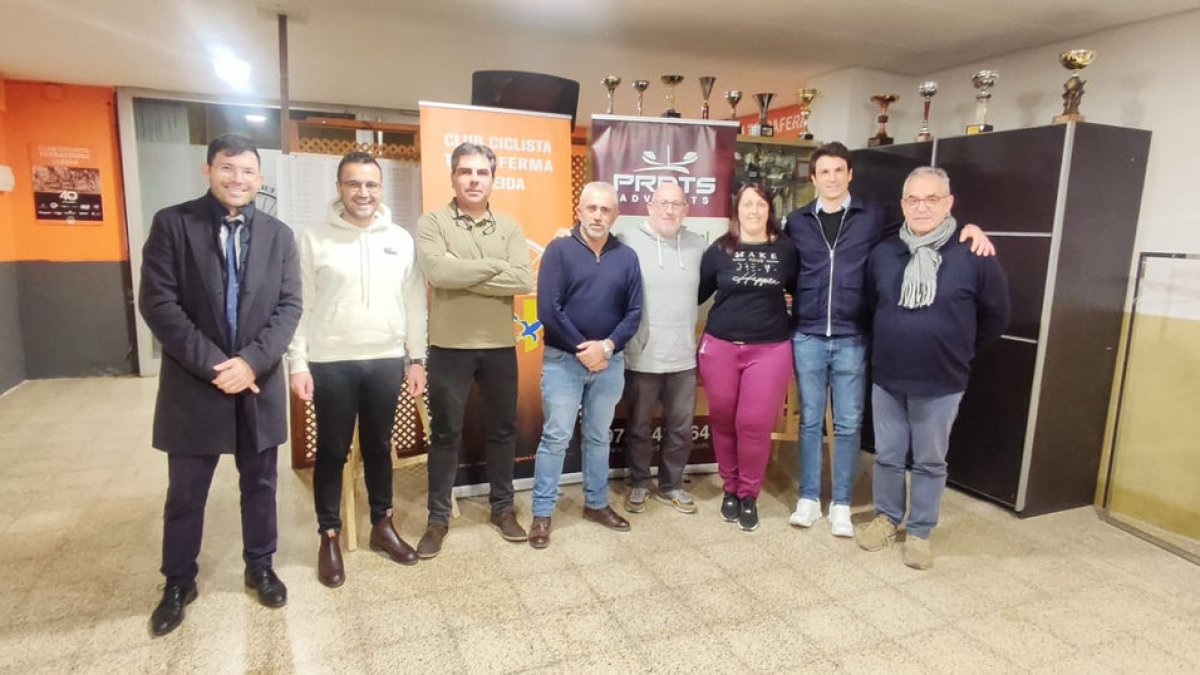 Organizador, patrocinador y autoridades posan con motivo de la celebración del criterium.