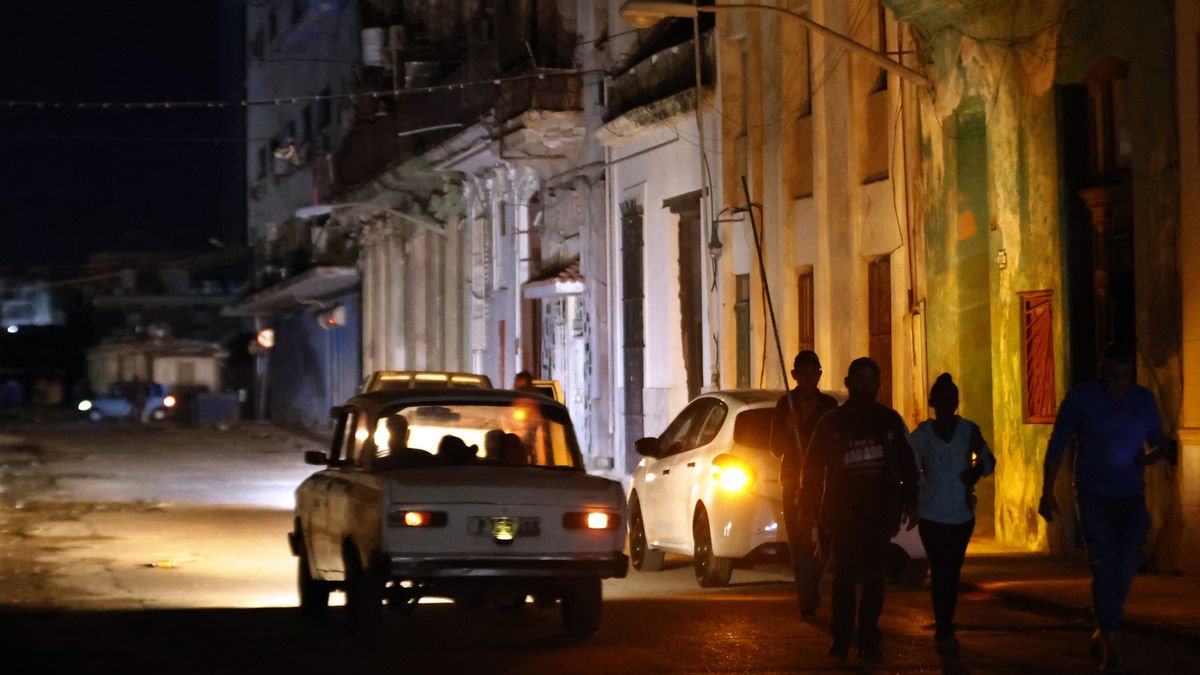 Fotografia en què es veuen persones durant una de les freqüents apagades a l’Havana. - EFE/ ERNESTO MASTRASCUSA