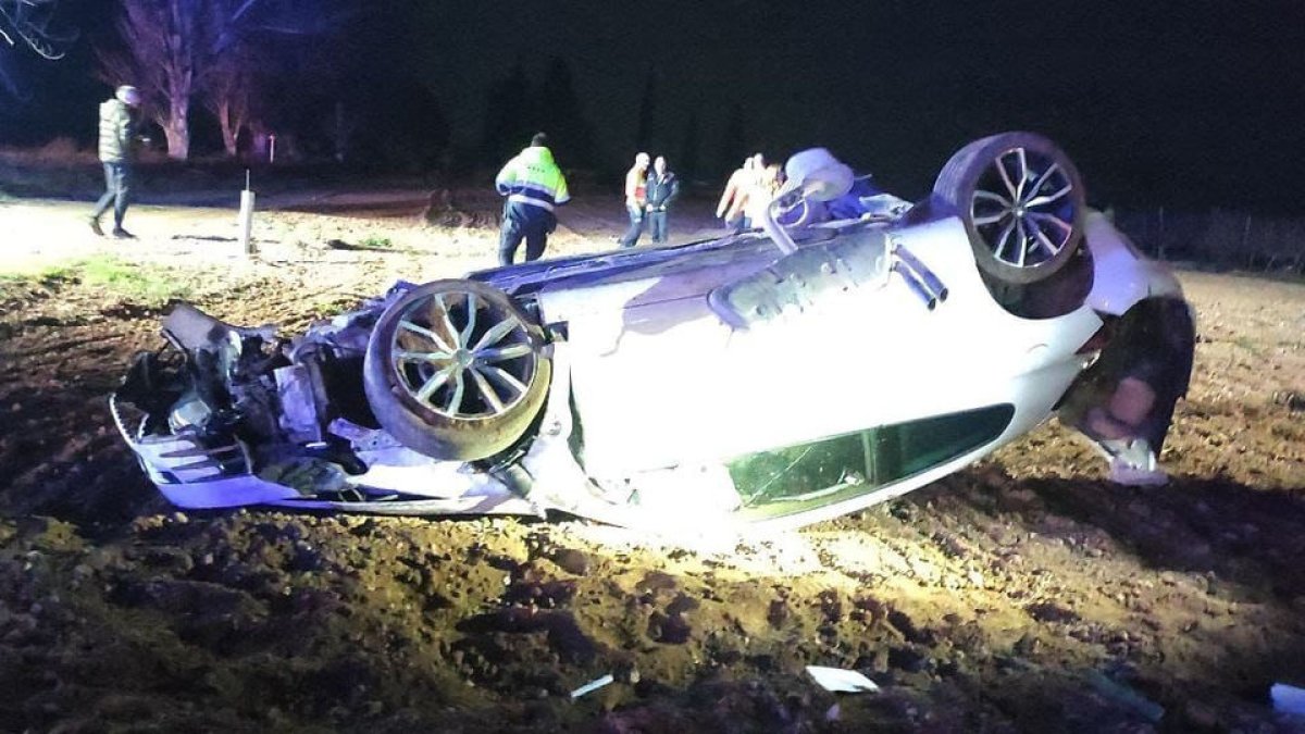 Imagen del vehículo afectado tras volcar en la carretera en Gimenells.
