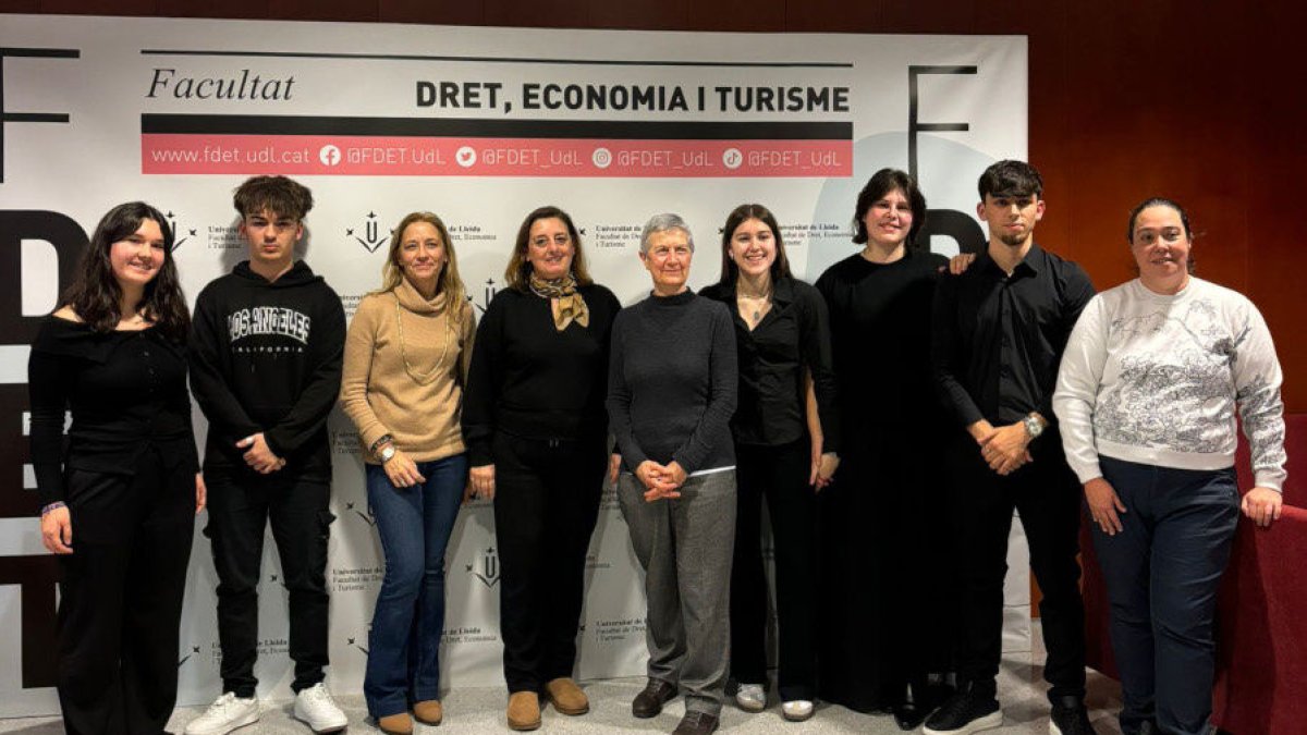 El equipo ganador, con autoridades de la UdL. - UDL