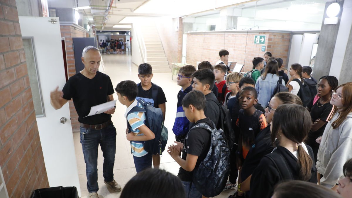 Alumnes de Secundària, en el primer dia de l’actual curs en un institut de Lleida. - AMADO FORROLA