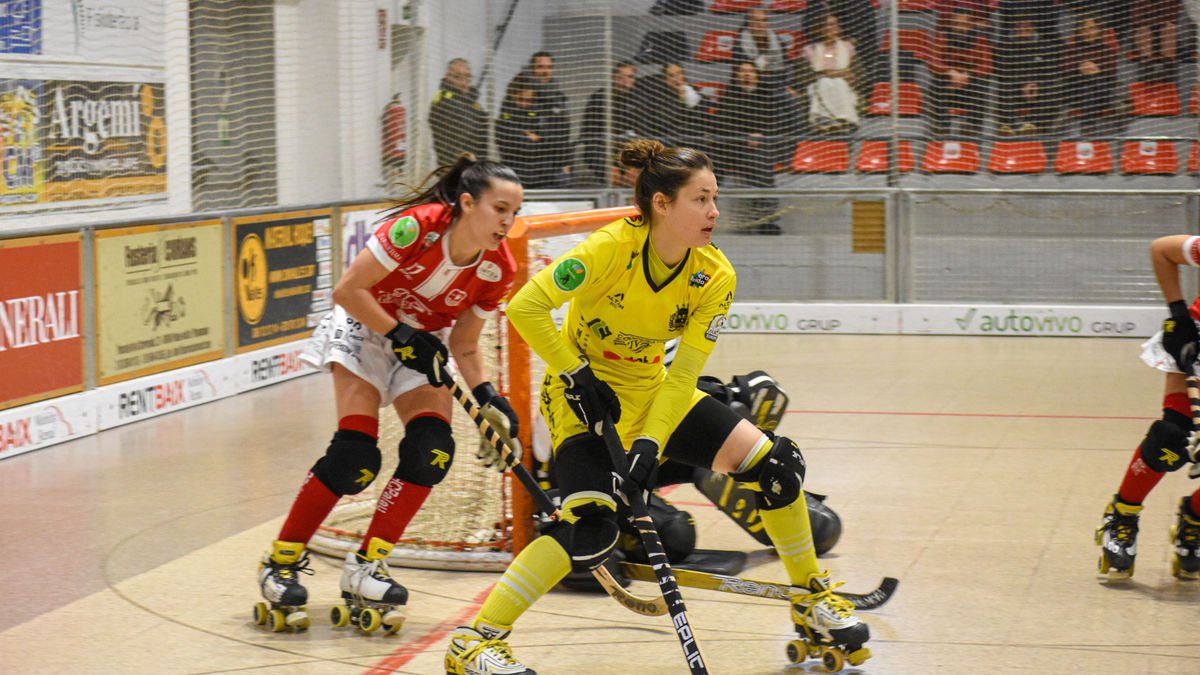 Victòria Porta controla una bola en el partido de Liga en la pista del Palau el 14 de enero. - ANIOL MORAL