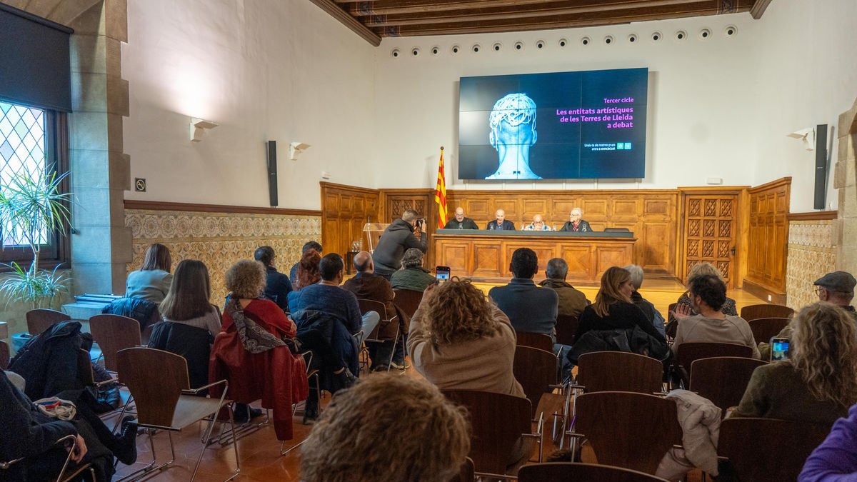 Una de les taules redones celebrades ahir a l’Institut d’Estudis Ilerdencs. - PAU PASCUAL PRAT