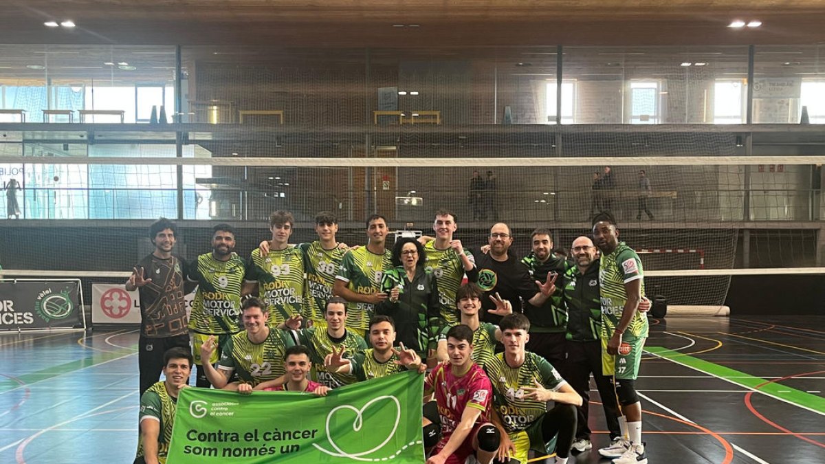 La plantilla va posar amb aquesta pancarta contra el càncer.