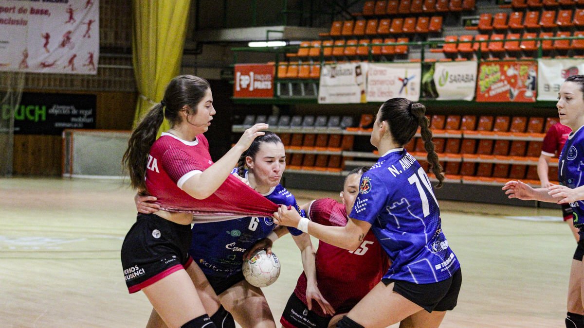 Jugadoras de ambos equipos disputando una jugada. - INGRID SEGURA