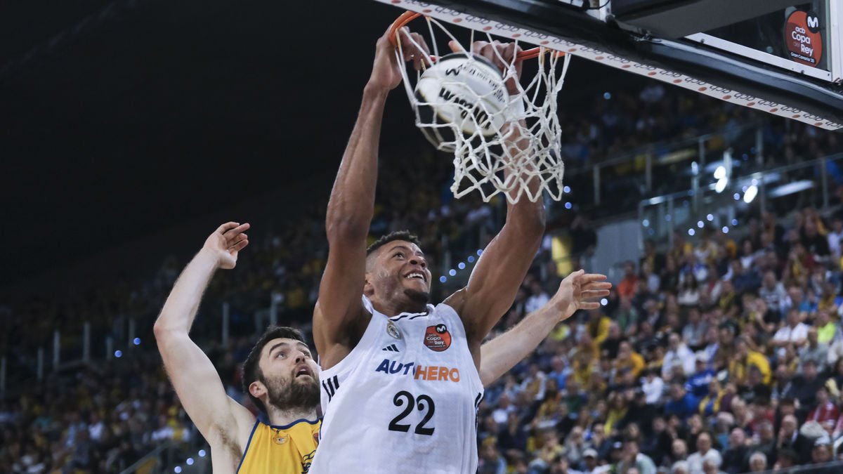 Edy Tavares esmaixa davant de Mike Tobey. - EFE/ ANGEL MEDINA G.