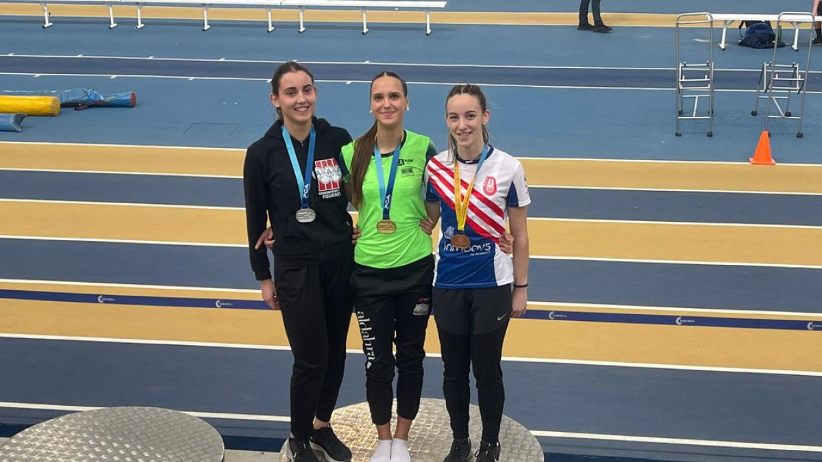 Jana Queralt, al centre, flanquejada per les altres atletes del podi, Ada Serrano i Mercè Junyent.