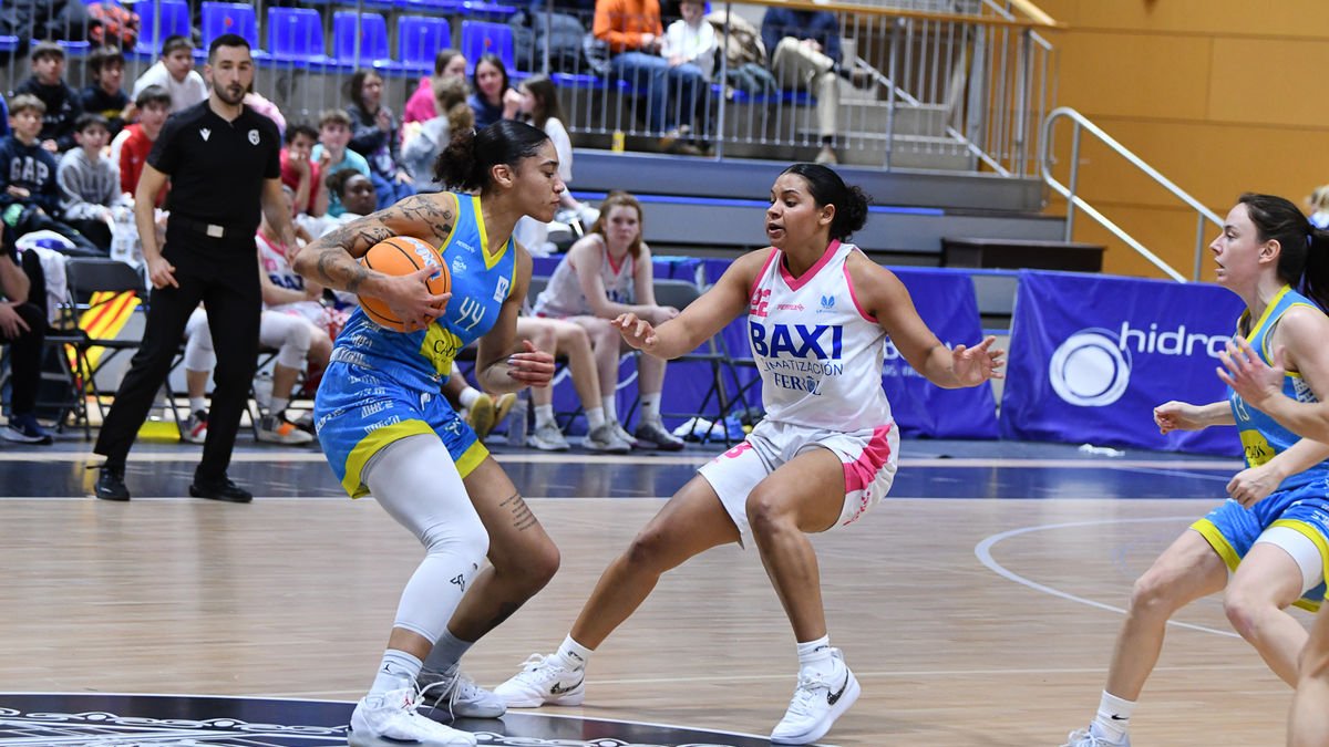 Seehia Ridard controla la pilota durant el partit de dijous. - AGUSTÍ PEÑA