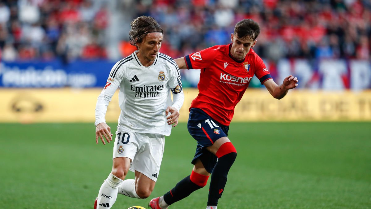 Aimar Oroz persigue a Luka Modric, que conduce el balón. - EUROPA PRESS
