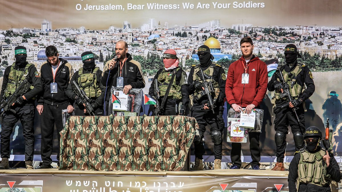 Un dels ostatges israelians demanant abans del seu alliberament que es compleixi l’alto el foc. - EFE
