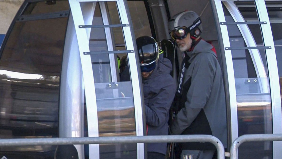 El rey Felipe VI visita la Val d'Aran y esquía en Baqueira Beret - EFE