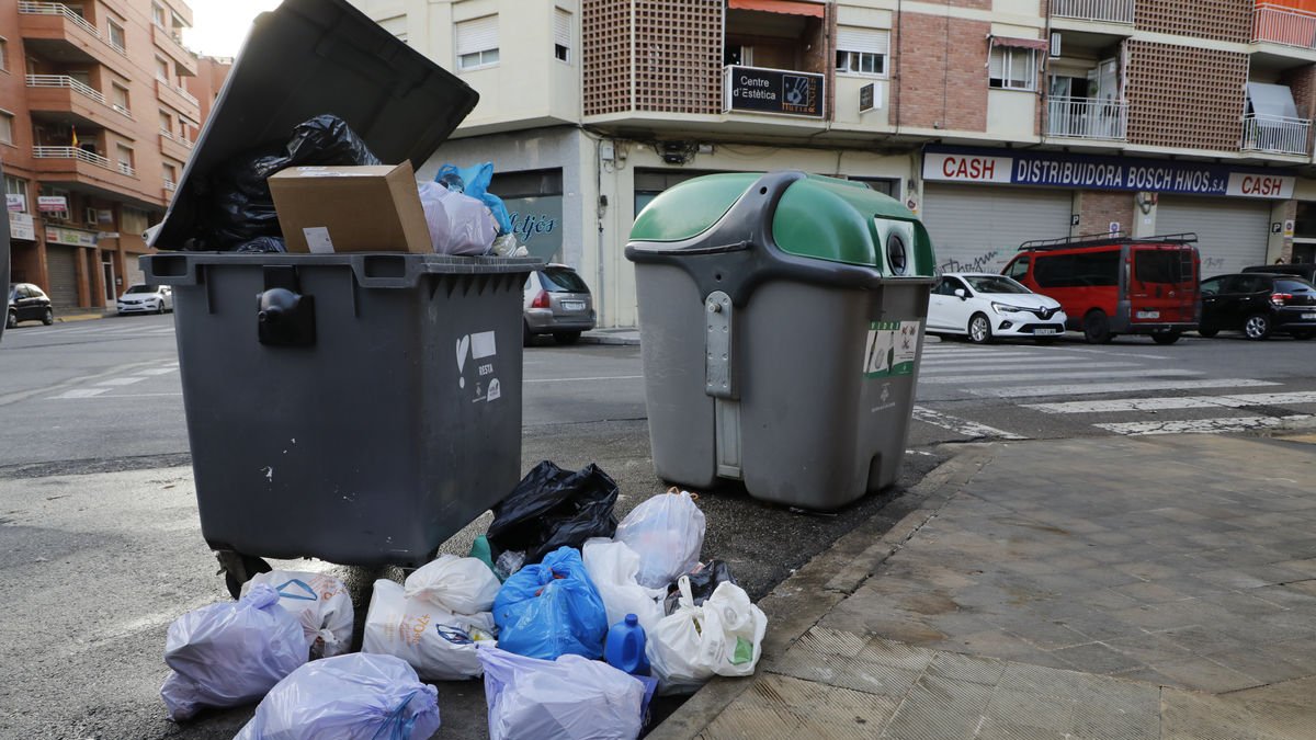 Imagen de archivo de contenedores desbordados en Lleida.