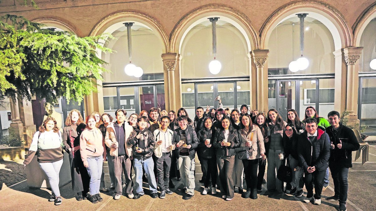 Algunos de los estudiantes extranjeros en el claustro del Rectorado durante la jornada de bienvenida del pasado jueves. - S.E.