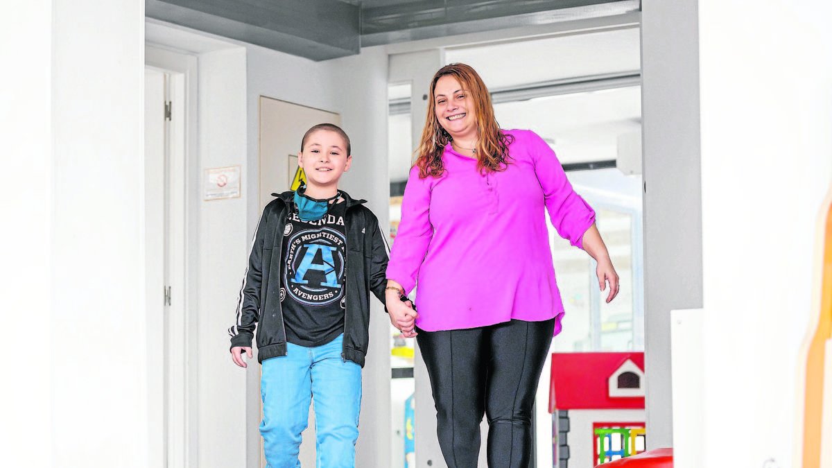 Ian Gómez Mena, de 10 años, junto a su madre en la Casa dels Xuklis en Barcelona. - JORDI ECHEVARRIA