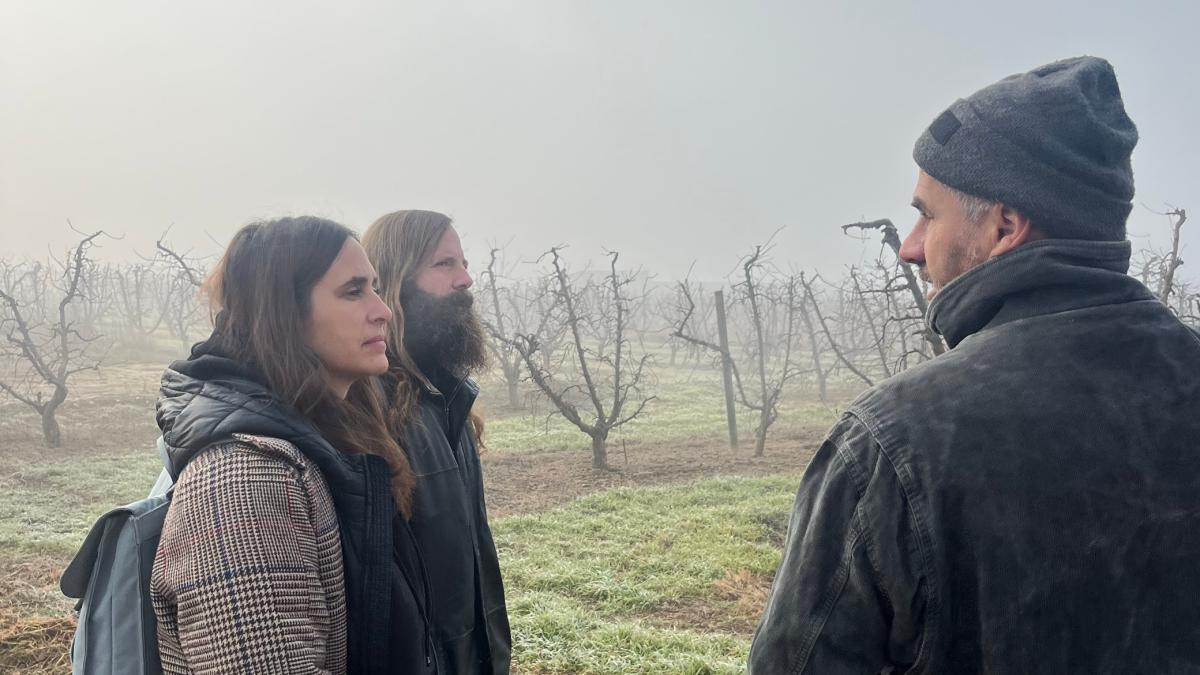 Els artistes conversen amb un pagès de Torrelameu, en el marc del projecte