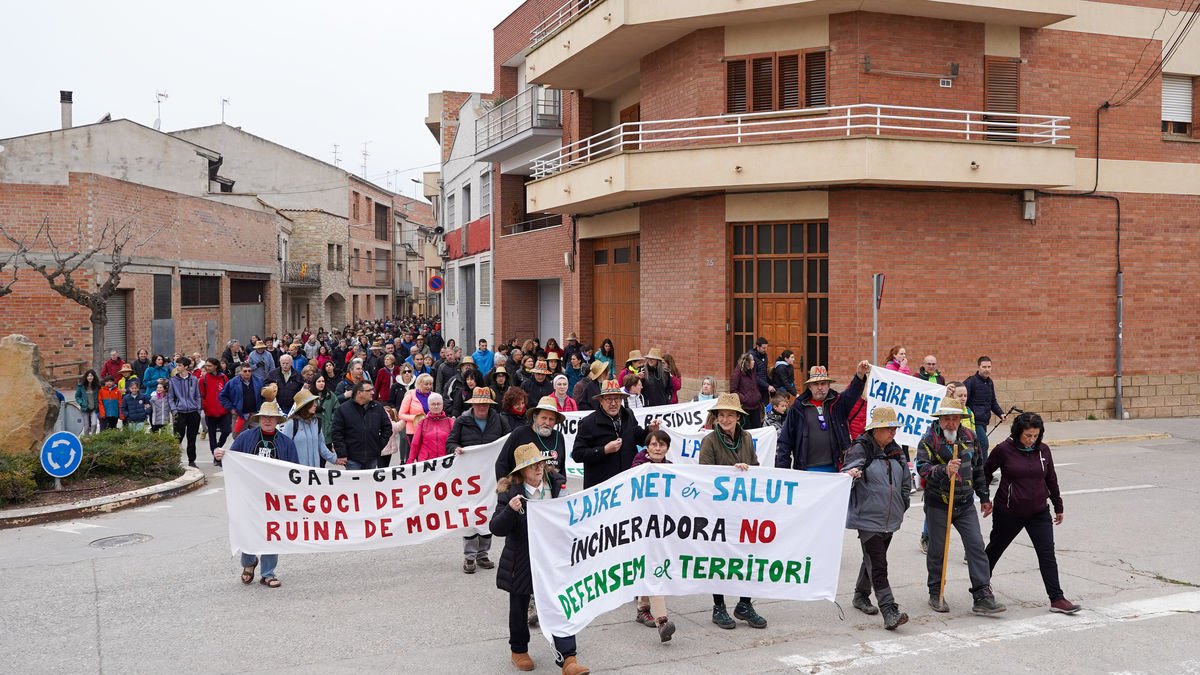 La marcha en Juneda reunió ayer a unas 300 personas, según los organizadores. - JORGE AGUSTÍN