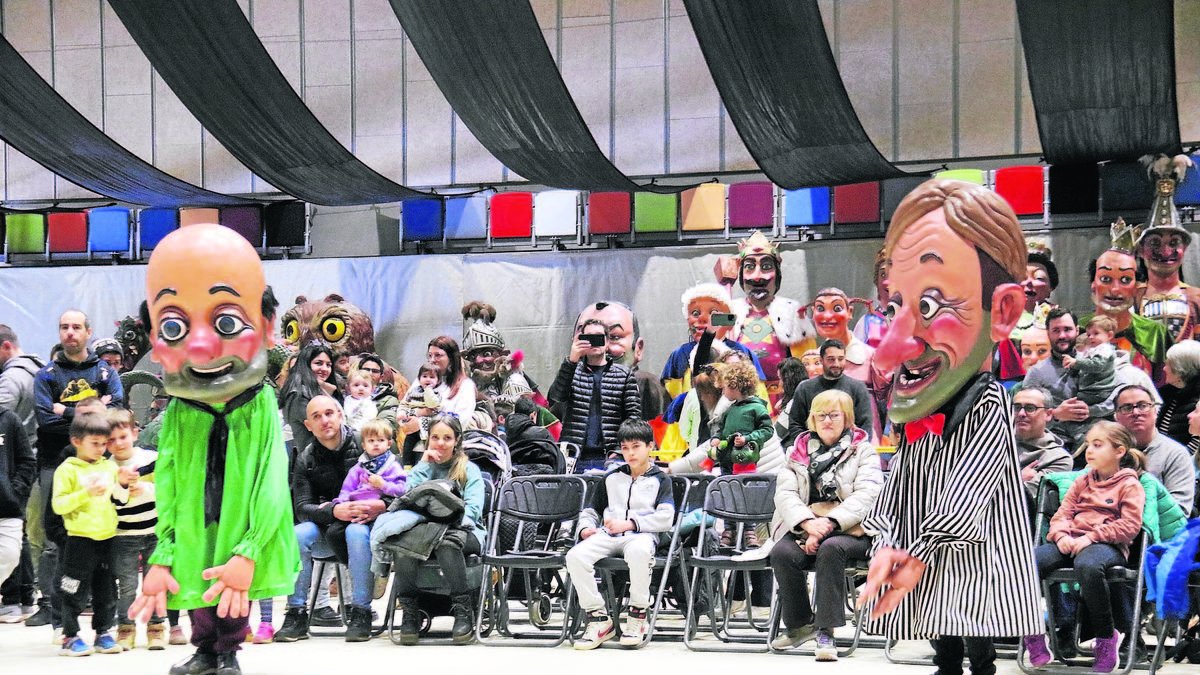 Elevada participación. Los ensayos para el Carnaval Infantil de Solsona se llevan a cabo los domingos previos a la tradicional fiesta, que está muy arraigada entre los vecinos. - ACN