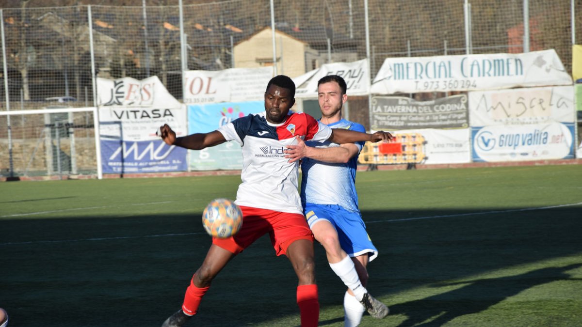 Un jugador del Linyola defensa l’esfèric davant de la pressió d’un rival. - CYNTHIA SANS