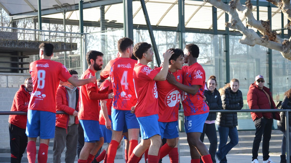Els jugadors del Juneda celebren un dels gols que van aconseguir davant de l’Artesa de Segre. - ALBA BONET