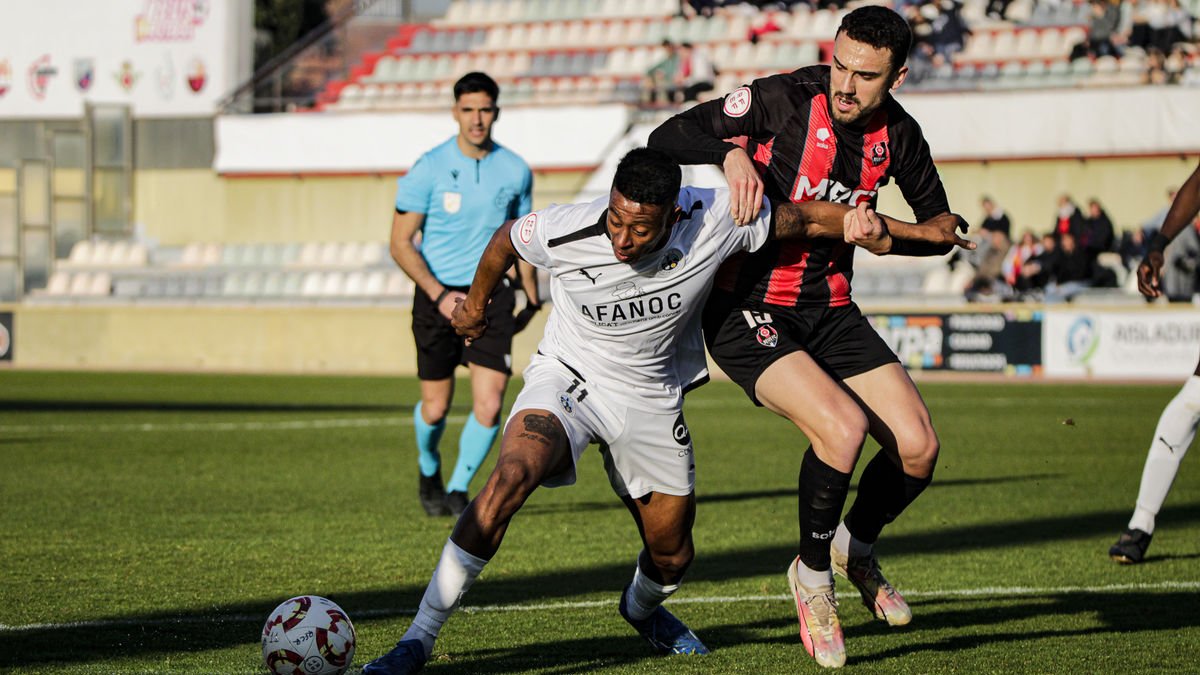 Wilber Hurtado lluita amb Andy Alarcón una pilota dins de l’àrea. - ÍNGRID SEGURA