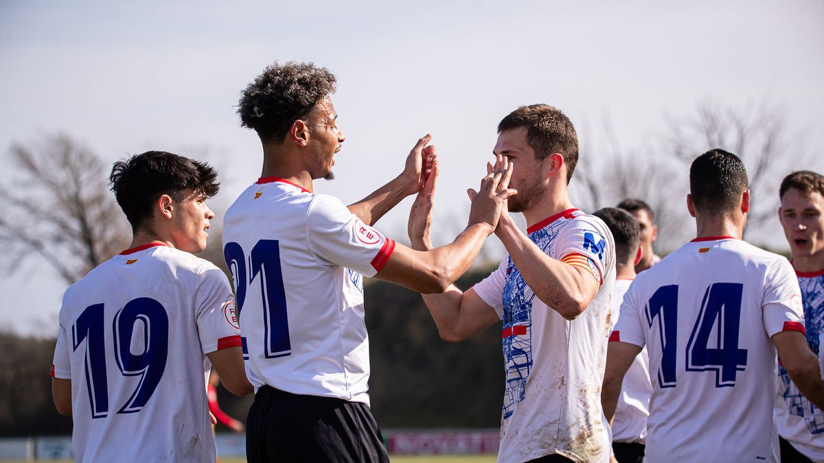 Jofre Graells celebra un dels dos gols que va marcar al Tona, amb els quals suma 16 gols que el reafirmen com a pitxitxi de la categoria. - ÀREA 11