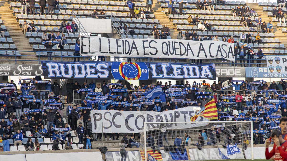 El Gol Nord mostró dos pancartas de protesta antes del partido. - JORDI ECHEVARRIA
