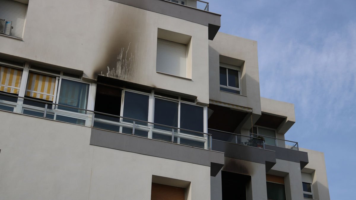 Façana de l’apartament que va patir un incendi ahir a Vila-seca. - EFE