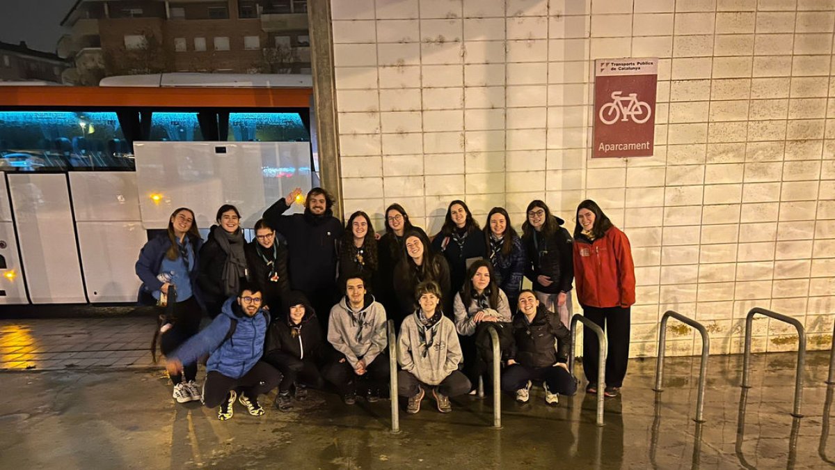 Foto de grup dels Truc’s de Tàrrega abans d’iniciar el viatge. - AEIG MESTRE GÜELL - ROGER DE LLÚRIA