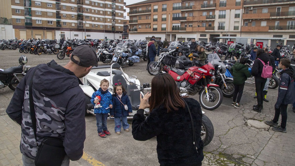 Visitants fotografiant-se amb algunes de les motos. - LAIA PEDRÓS