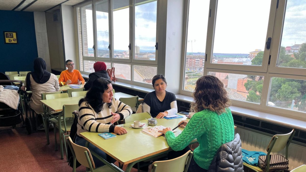 Una de les trobades al menjador de l’escola Jacint Verdaguer. - AJUNTAMENT DE TÀRREGA