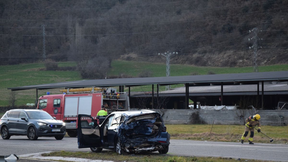 Estado en el que quedó el turismo implicado en el accidente, que se produjo ayer en el cruce de Arfa. - C. SANS
