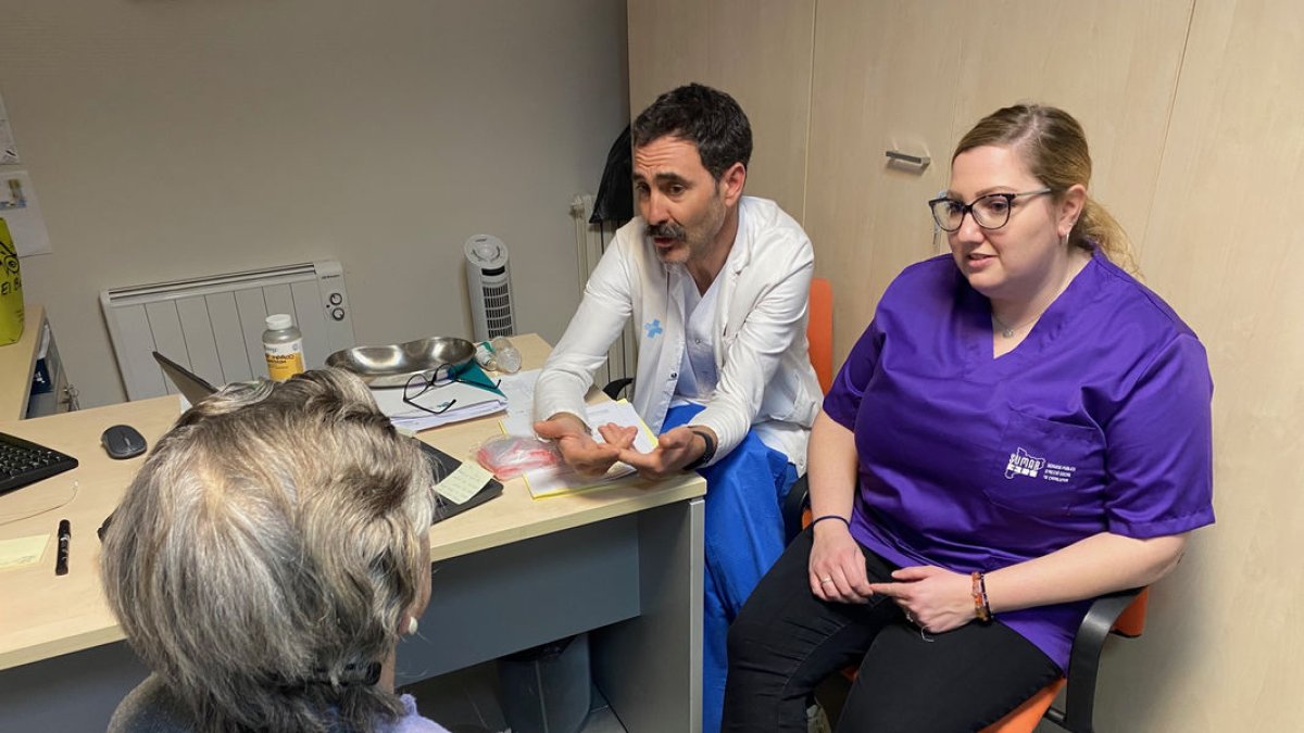 El metge David Riba atén els usuaris de la Residència Nostra Senyora de Ribera de la Pobla. - MAGDALENA ALTISENT