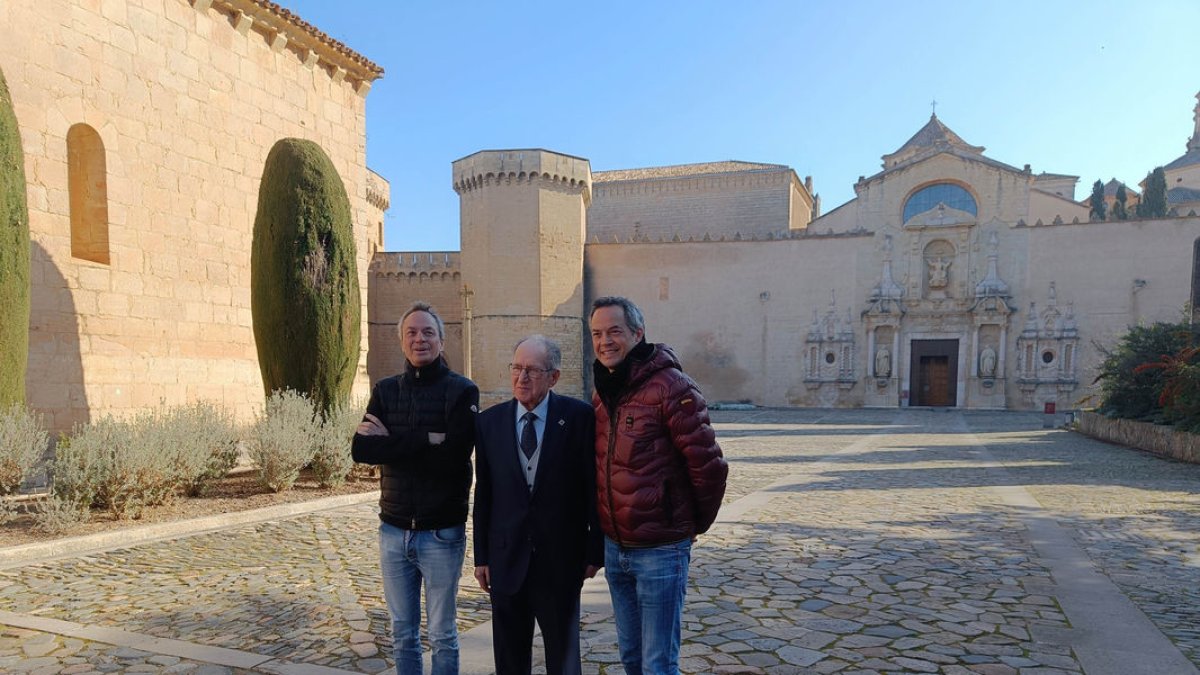 Josep Lladonosa, junto a los hermanos Torres, ayer en Poblet.