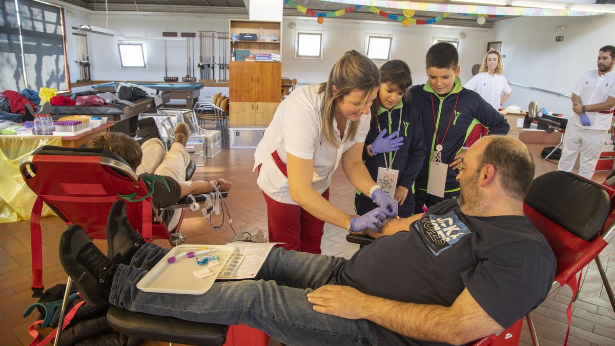 Alumnat de 5è de Primària participa activament en la campanya, que té lloc al Casal Cívic. - LAIA PEDRÓS