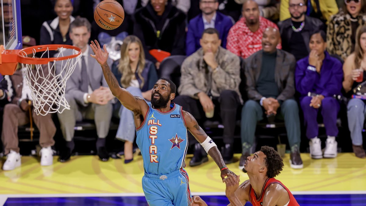 Kyrie Irving intenta anotar ante Victor Wembanyama. - EFE