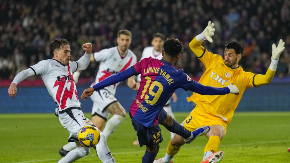 Lamine Yamal remata i el porter del Rayo Batalla salva el seu equip d’un gol cantat. - EUROPA PRESS