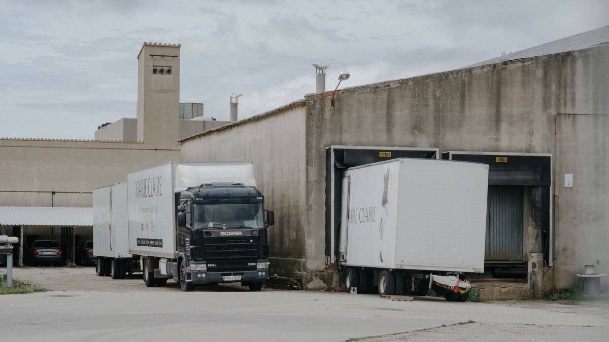 Camions aparcats al costat de la fàbrica de Marie Claire a Castelló. - EUROPA PRESS
