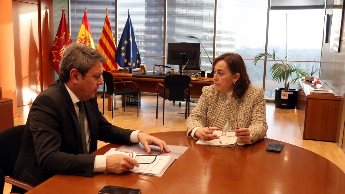 La consellera Paneque reunida amb el secretari d’Estat de Transports, José Antonio Santano. - ACN