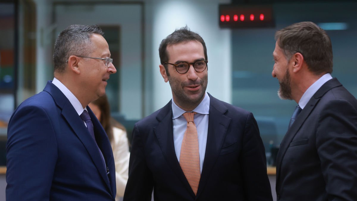 El ministro Carlos Cuerpo con sus colegas checo y esolveno. - EFE/EPA/OLIVIER HOSLET