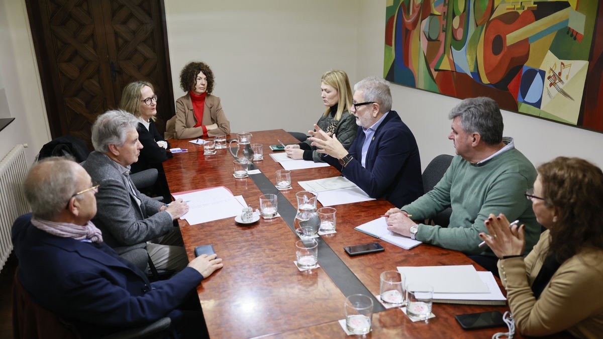 La Taula Cívica para el traslado del Centre Penitenciari Ponent se reunió ayer con la Paeria. - MARIO GASCÓN/PAERIA