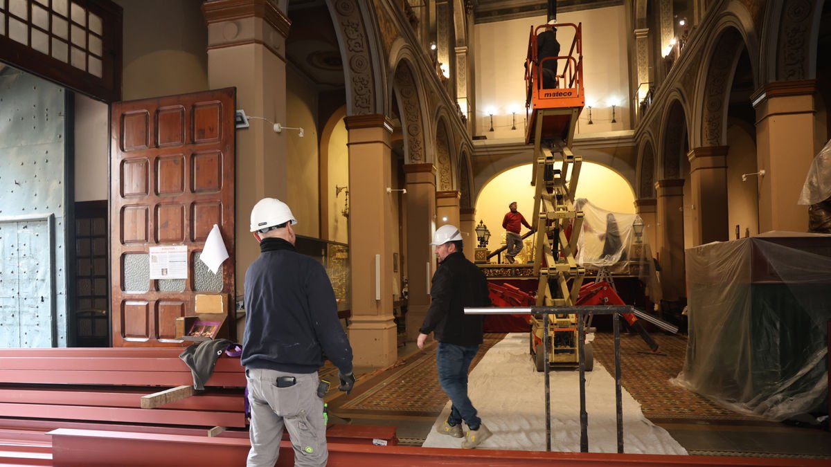 Operaris transportant bigues per reparar la teulada del temple, ahir al matí. - AMADO FORROLLA