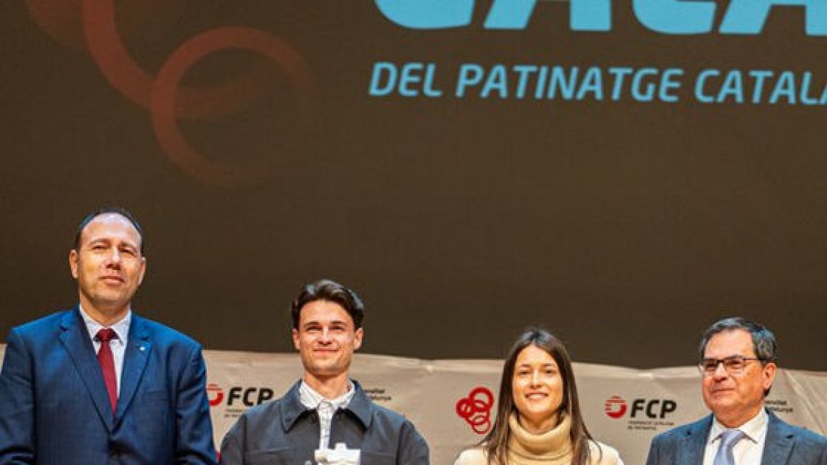 Porta, amb el conseller Álvarez, el patinador Sergio Canales i Benjamí Pons, president de la FCP. - FEDERACIÓ CATALANA DE PATINATGE