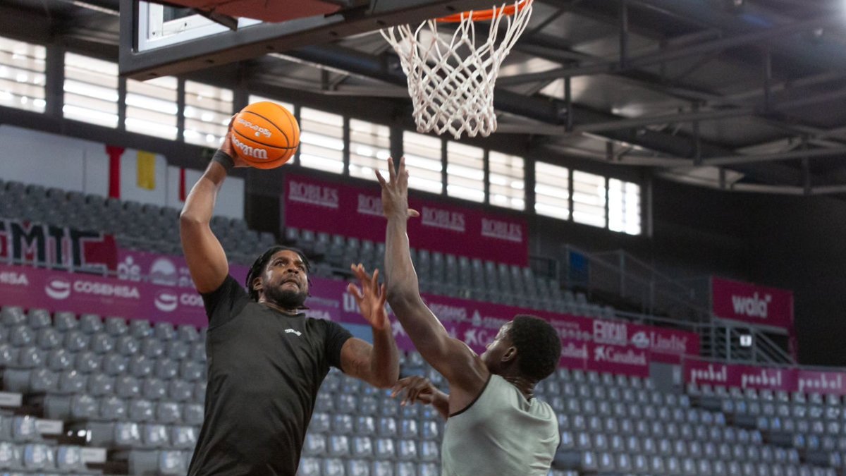 El jove Ibou Dabo defensa Hamilton en la sessió d’ahir. - JAVI ENJUANES