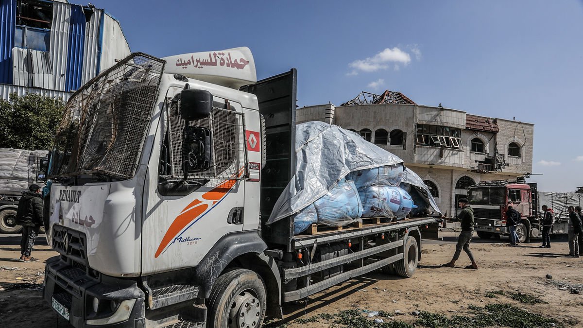 Entrada desde Egipto de camiones con ayuda humanitaria rumbo a la Franja de Gaza. - ABED RAHIM KHATIB / DPA