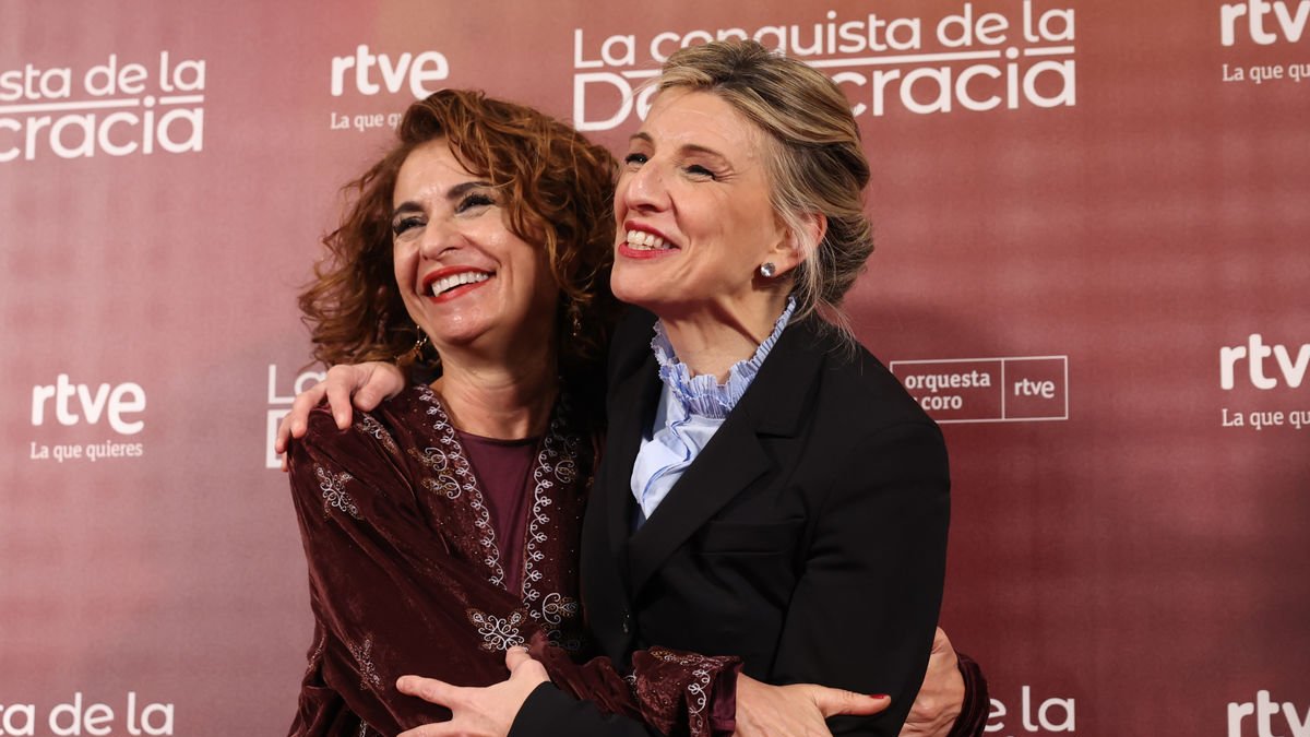 María Jesús Montero i Yolanda Díaz s’abracen després de dies de lluita per la tributació de l’SMI. - EFE