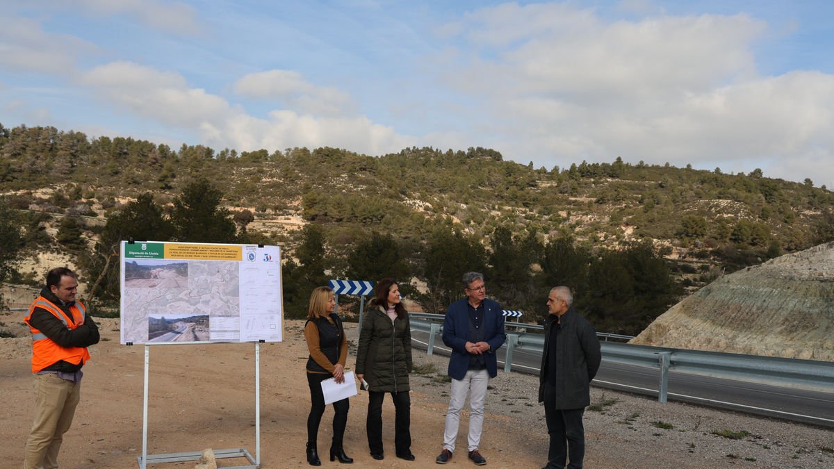 El president de la Diputació, Joan Talarn, a la inauguració amb membres dels consistoris. - DIPUTACIÓ DE LLEIDA