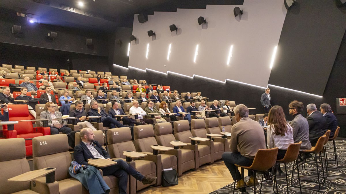El nou Ocine Premium de Lleida va acollir la jornada de Comertia amb directius lleidatans. - JORDI ECHEVARRIA