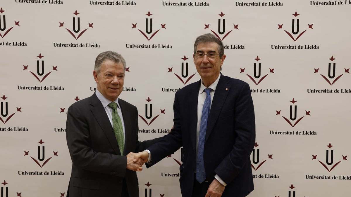 L’expresident colombià i Nobel de la Pau, Juan Manuel Santos, amb el rector de la UdL, Jaume Puy. - MAGDALENA ALTISENT